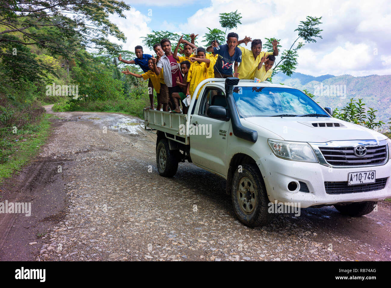Kinder können sich in der Rückseite eines utility vehicle in den Bergen von zentralen Timor Leste. Stockfoto