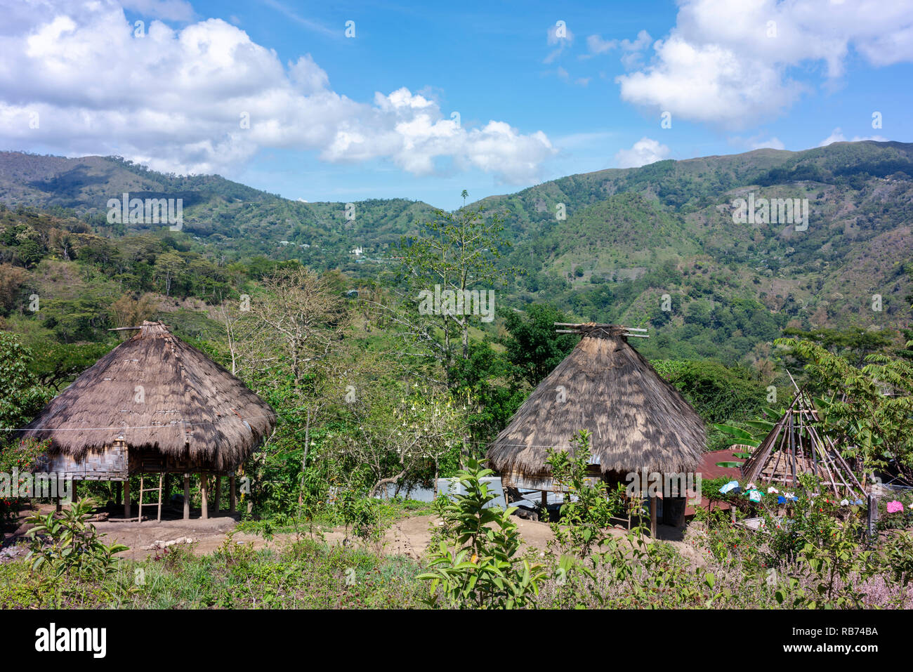 Traditionelle Häuser in den Bergen von zentralen Timor Leste. Stockfoto