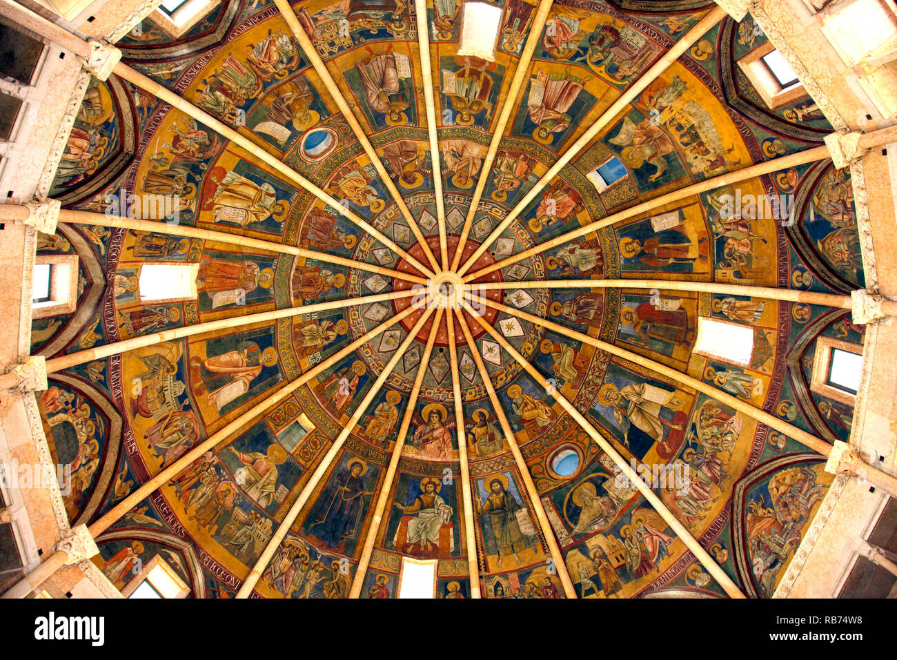 Gewölbte Decke des Baptisterium in Parma, Italien. Stockfoto