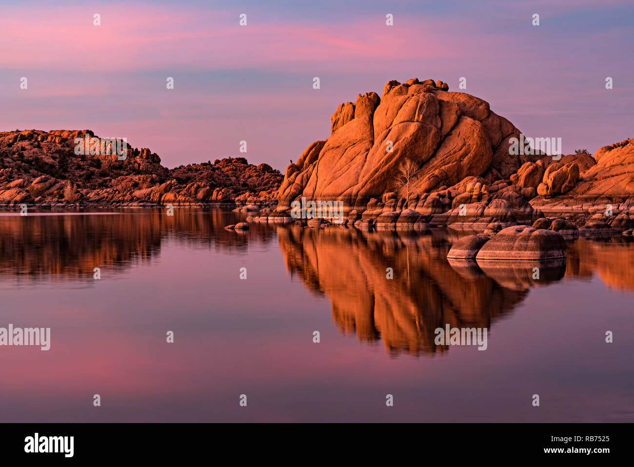 Sonnenuntergang am See Farben Stockfoto