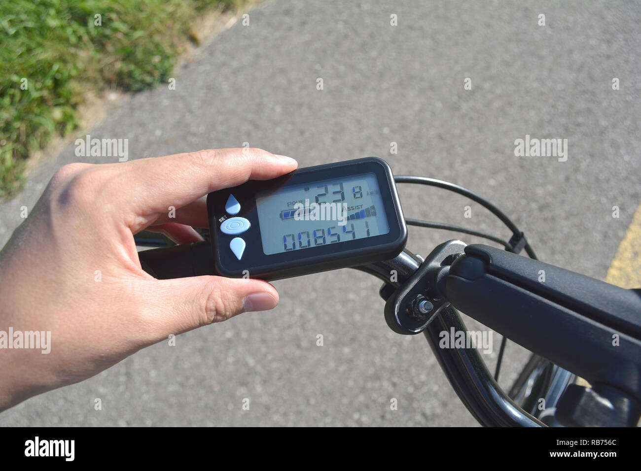 Man einschalten Elektrofahrrad, E-Bike. An Bord Display mit modernen e-Bike. Anzeige, Geschwindigkeit, Leistung und Entfernung in Kilometern. Stockfoto