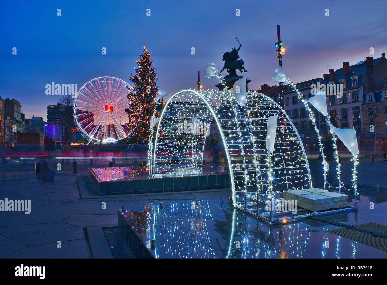 Weihnachtsbeleuchtung auf dem Place de Jaude in Clermont-Ferrand, Auvergne, Frankreich. HDR-Foto Bearbeitung Stockfoto