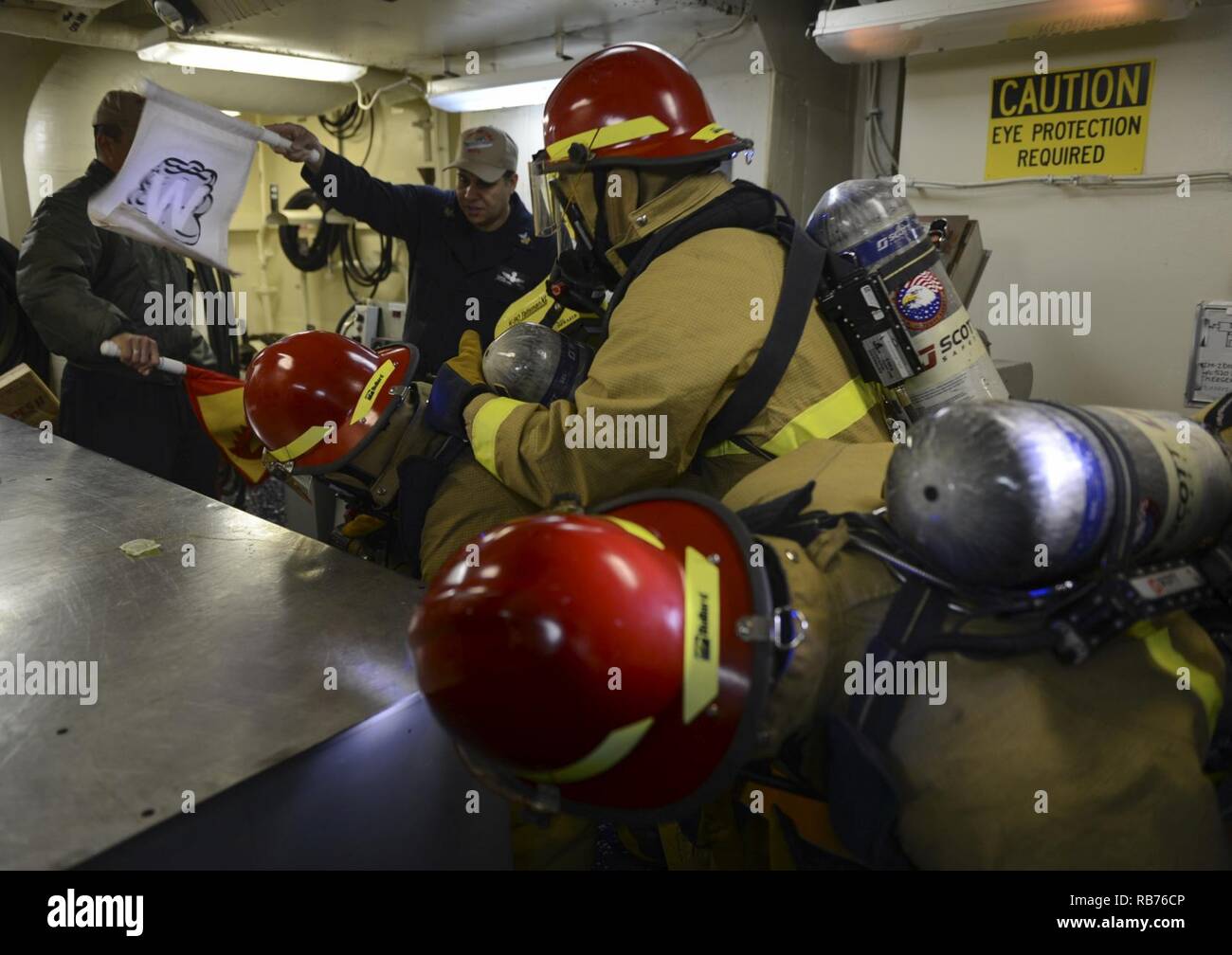 Atlantik (31. 11, 2016) - Segler bekämpfen einen Brand während eines General Quarters bohren an Bord amphibisches Schiff USS Iwo Jima (LHD7). Iwo Jima ist unterwegs verfolgen Mobility-Engineering (MOB-E) und Mobility-Seaman (MOB-S) Zertifizierungen als Teil des Schiffes vor der Bereitstellung Qualifizierung. Stockfoto