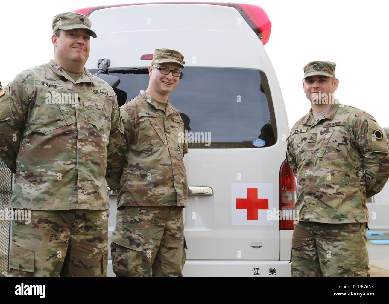 Ich Corps Army Combat Medics Sgt. Mario Ratto, SPC. Sandy Hetzen und Pfc. Jonathan Fisch stehen vor einem Japanischen EMT Fahrzeug auf Lager Kengun, Japan, 12. Dez. 2016. Die drei Soldaten wurden Ersthelfer zu einer ernsthaft verletzten älteren Japaner Mann, während sie auf den Besuch der Stadt Kumamato, Japan, 1 Dez. "Ich habe meinen Job gemacht wurden - ich habe getan, was ich gelernt habe zu tun," sagte Fische. "Ich hoffe nur, dass der Kerl in Ordnung ist." Stockfoto