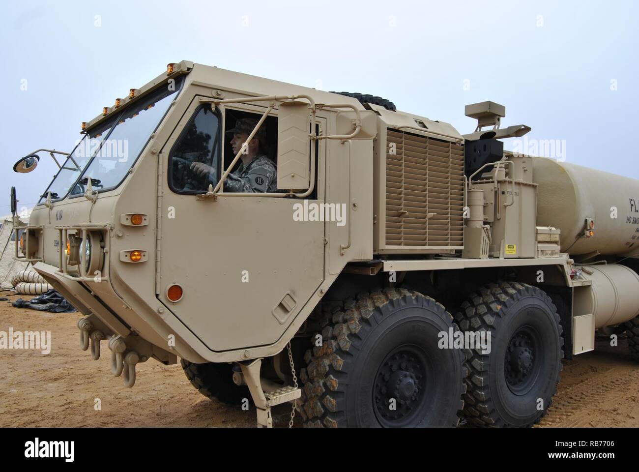 Spc. Caitlin Canobbio, 915Th Transportation Company, Antrieb Kraftstoff Lkw zu Generatoren im XIX jährliche Randy Oler Memorial Betrieb Spielzeug Ablegen verwendeten tanken, bewirtet durch die US-Armee die zivilen Angelegenheiten & psychologische Operations Command (Airborne), auf Luzon Drop Zone, N.C., Dez. 12, 2016. Betrieb Spielzeug Drop ist die weltweit größte jährliche gemeinsame kombinierten Betrieb und kollektive Ausbildung Übung mit fallschirmjägern aus acht Partner - Nationen teilnehmen. Stockfoto