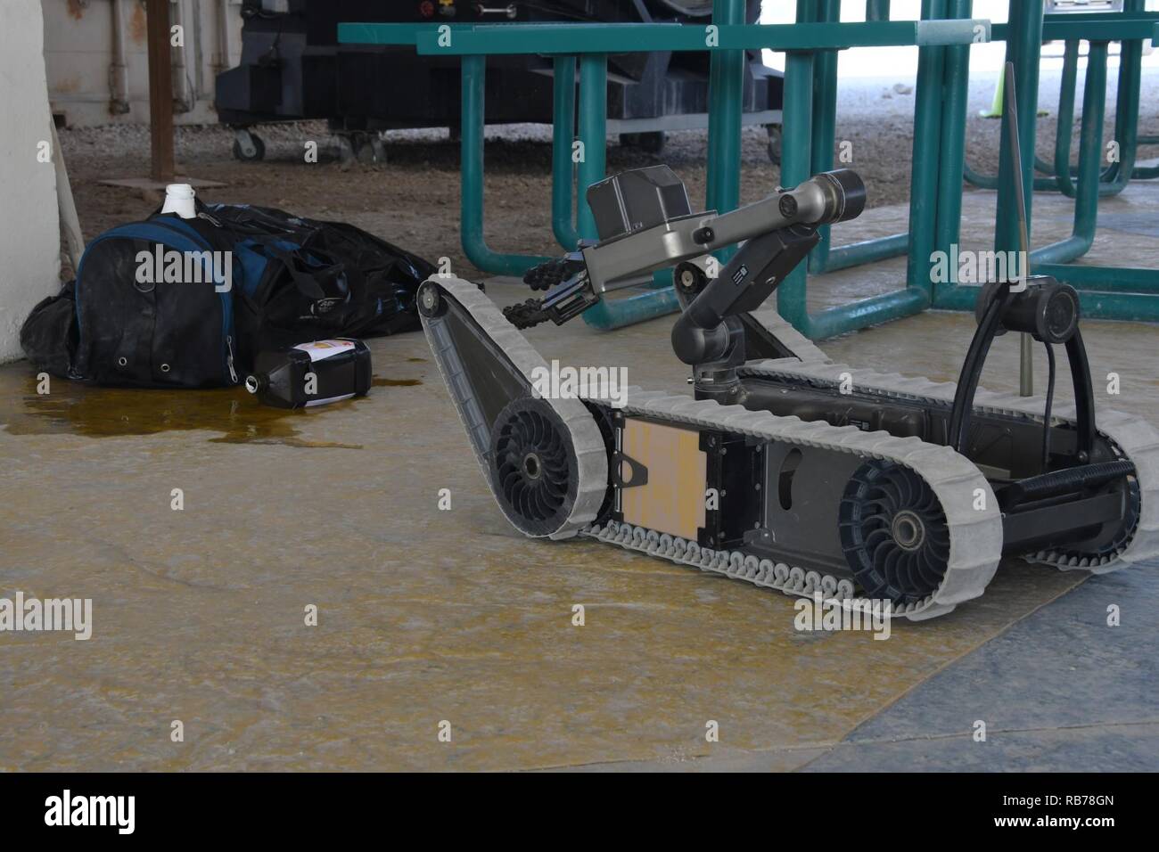 Eine Pacbot 310 Bombenentschärfung Roboter, die zu den 379 Expeditionary Bauingenieur Squadron die Beseitigung von Explosivstoffen Flug liefert live Video Aufnahmen von einem möglichen Improvised Explosive Device während einer Übung im Al Udeid Air Base, Katar, Dez. 14, 2016. Die Pacbot310 ist ein Asset, leicht zu transportieren, können in einen Rucksack gepackt werden und ist in der Lage, eine Live Video feed für EOD-Techniker, um fundierte Entscheidungen in Bezug auf explosive ordnances zur Verfügung zu stellen. Stockfoto