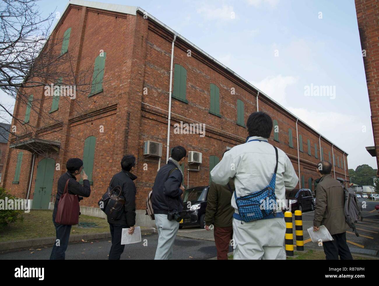 SASEBO, Japan (31. 14, 2016) die japanischen Hochschule Erzieher besuchen Sie eine historische Red Brick Warehouse während einer Tour von Commander, US-Flotte Aktivitäten Sasebo am Dez. 14, 2016. Die Erzieher besucht KFBS als Teil ihrer Forschung am Sasebo Geschichte als militärische Hafen und die Veränderungen, die stattgefunden haben, wie es sich entwickelt. Sie bereisten Einrichtungen von der kaiserlichen japanischen Marine im späten 19. und frühen 20. Jahrhunderts. Stockfoto