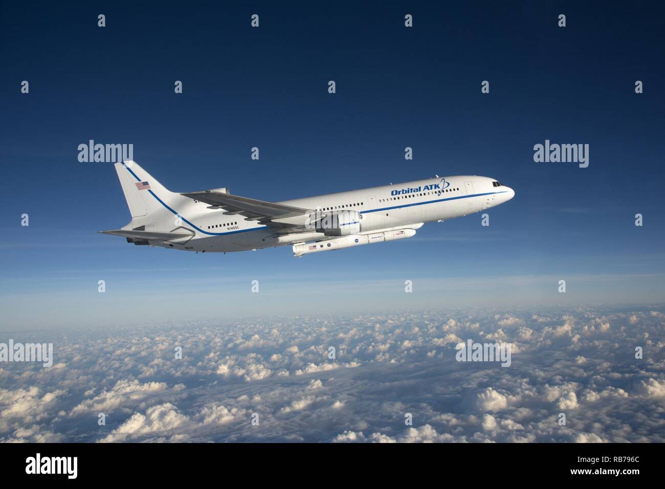 Die Orbital ATK L-1011 Stargazer Flugzeug fliegt über den Atlantik, die Pegasus XL Rakete mit acht Cyclone Global Navigation Satellite System Raumschiff. Die 45Th Space Wing unterstützt erfolgreich Rakete von Orbital ATK launch Dez. 15 um 8:37 Uhr von der L-1011 Träger Flugzeuge, die aus dem Kompaktlader Streifen der Cape Canaveral Air Force Station, Fla. nahm laut NASA CYGNSS Satelliten werden häufige und genaue Messungen der Meeresoberfläche Winde während des gesamten Lebenszyklus von tropischen Stürmen und Hurrikanen. Die Daten, die CYGNSS bietet Wissenschaftlern ermöglichen wird, Schlüssel zur Sonde Stockfoto