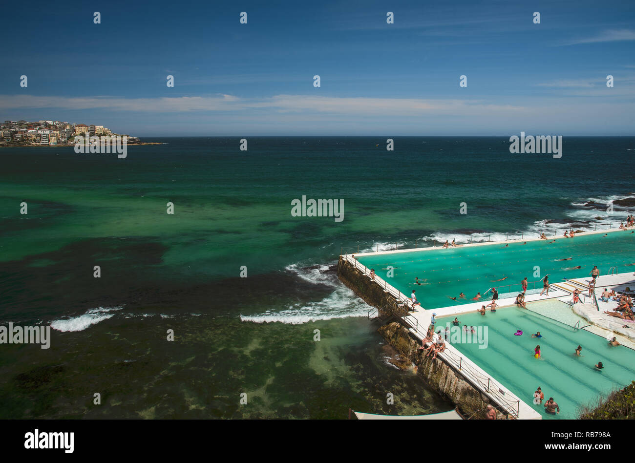 Menschen schwimmen in ein Infinity Pool direkt am Meer an Bondi Beach, Sydney Stockfoto