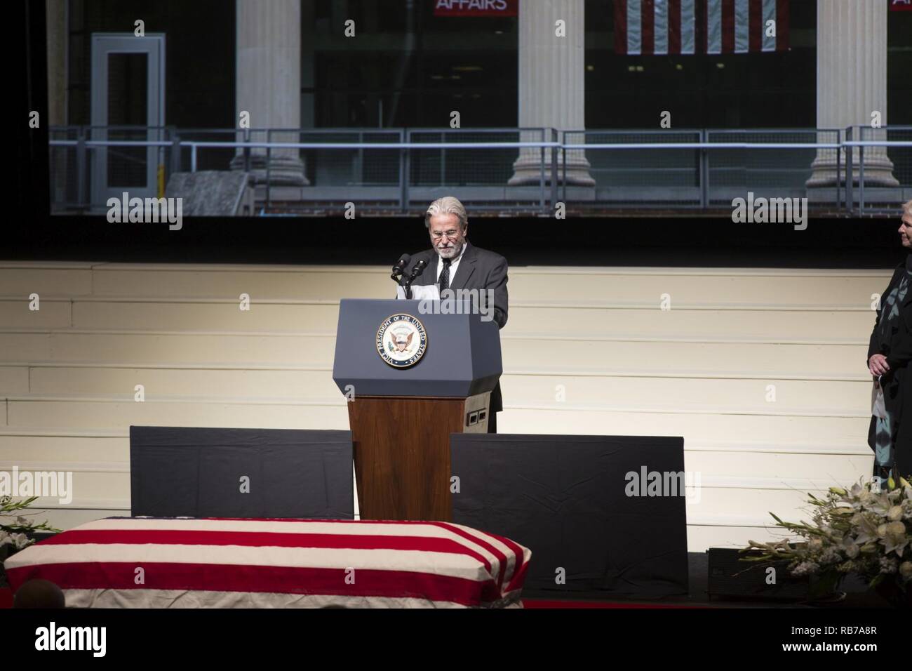 Pock Otis liest Markus 12:28-31 während der Feier des Lebens für Senator John Glenn, jr., an der Ohio State University, Columbus, Ohio, Dez. 17, 2016. In geflogen 149 Einsätze im Zweiten Weltkrieg und im Koreakrieg, Glenn der erste Mensch wurde die Erde im Jahr 1962. Nach seinem Ausscheiden aus dem Raumfahrtprogramm, Glenn war der US-Senat 1974 gewählt Der Zustand von Ohio zu vertreten. Stockfoto