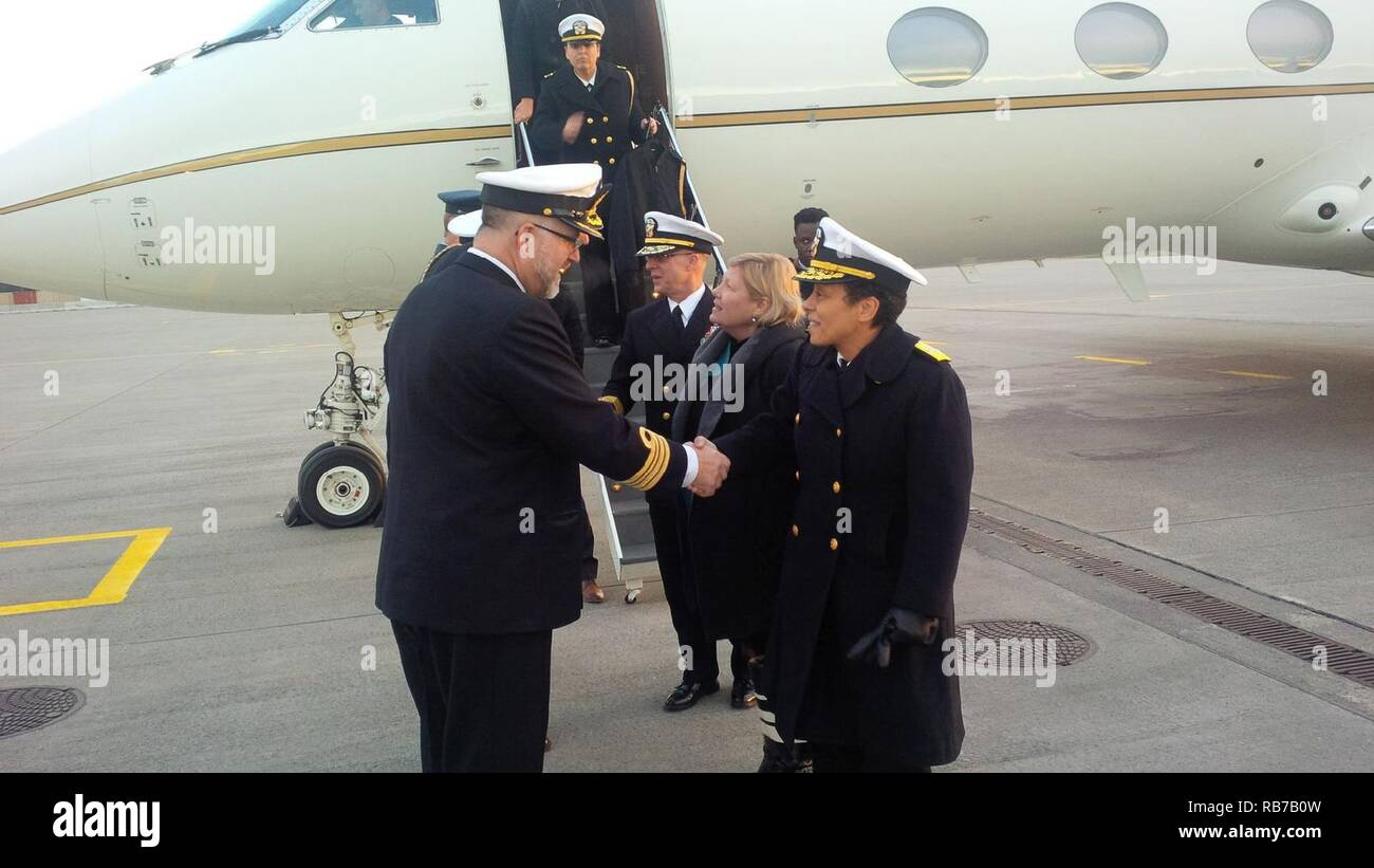 OSLO, Norwegen (Nov. 29, 2016) Commander, U.S. Naval Forces Europa-afrika, Adm. Michelle J. Howard, rechts vorn, Commander, Naval Forces Europe Politischer Berater, Frau Elizabeth Hopkins, rechts Mitte, und Leiter des U.S. Naval Forces Europa-afrika, hintere Adm. Daryl L. Caudle, rechts hinten, sind durch die Norwegischen Cmdr begrüßt. Svein Christian Anderssen und andere norwegische Führer. Us Naval Forces Europa-afrika, in Neapel, Italien, beaufsichtigt und Naval operations, oft im Konzert mit Alliierten, Gelenk- und interagency Partnern, dauerhafte Beziehungen und erhöhen damit vigi Stockfoto