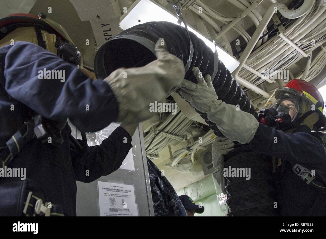 SASEBO, Japan (31. 1, 2016) Segler ein desmoking Trunk während eines General Quarters bohren an Bord amphibisches Schiff USS BONHOMME RICHARD (LHD6). Eine begrenzte Training Team (LTT), flott Training Group (ATG) westlichen Pazifik zugewiesen wurde, werden an Bord damage control Training vor einem Mobilität Damage Control Warfare (MOB-D) Beurteilung zur Verfügung zu stellen. Bonhomme Richard, Vorwärts- und Sasebo, Japan bereitgestellt, das eine schnelle Reaktionsfähigkeit im Falle eines regionalen Kontingenz oder Naturkatastrophe zur Verfügung zu stellen. Stockfoto