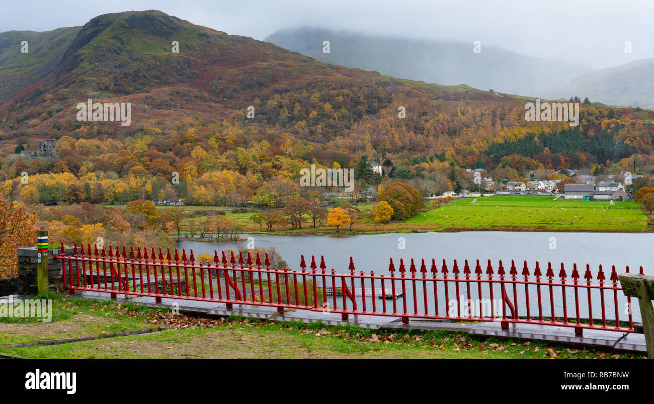 Padarn See am Fuße der Snowdon, Llanberis, North Wales. Llanberis Fußballplatz, ist auf der anderen Seite des Sees. Bild im November 2018 getroffen. Stockfoto