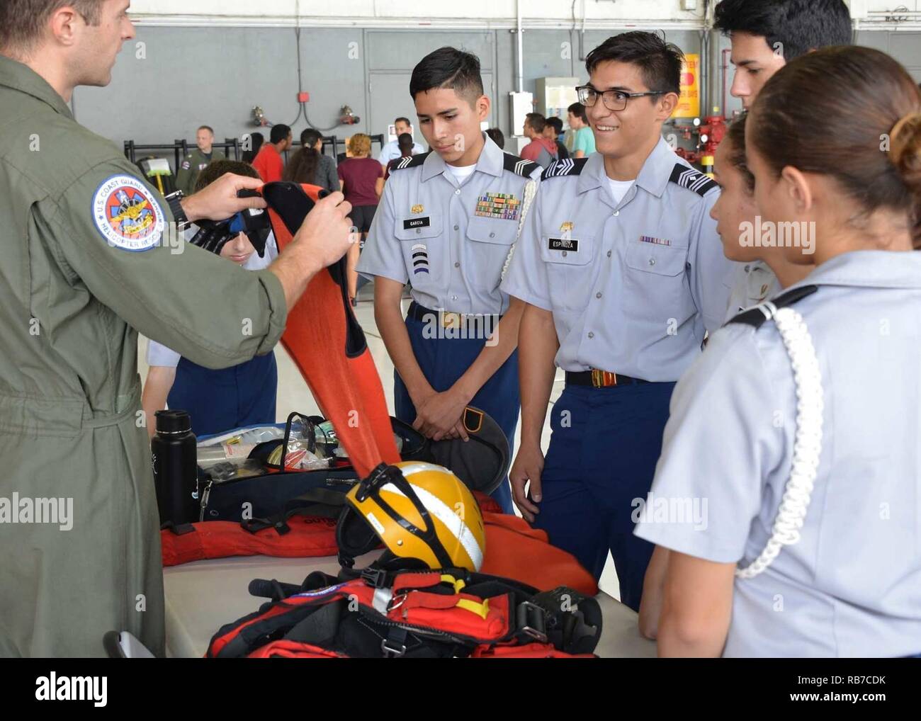 JROTC Studenten erfahren Sie mehr über survival Gear von Aviation überleben Techniker bei Air Station Herrenfriseure Punkt während ein offenes Haus, Dez. 2, 2016. Mitglieder von Air Station Herrenfriseure und Station Honolulu diskutiert Küstenwache Missionen und praktische Tätigkeiten während der Bildungs- Expo. Stockfoto