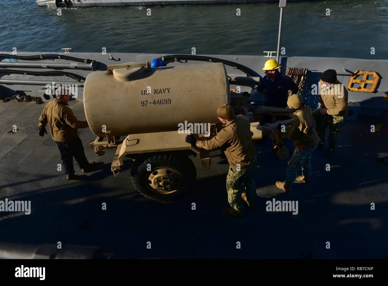 Atlantik (31. 2, 2016) Segler aus Angriff Handwerk Einheit 2 Laden Sie einen Wassertank auf eine Landing Craft Utility (LCU) der USS Bataan (LHD5). Bataan ist derzeit die Durchführung einer integrierten Ausbildung Übung mit Amphibischen bereit Gruppe und der 24 Marine Expeditionary Unit (ARG/MEUEX) in Vorbereitung für die Bereitstellung. Stockfoto