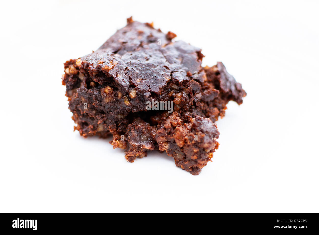Seitenansicht der vegan Chocolate Brownie mit Muttern Stockfoto