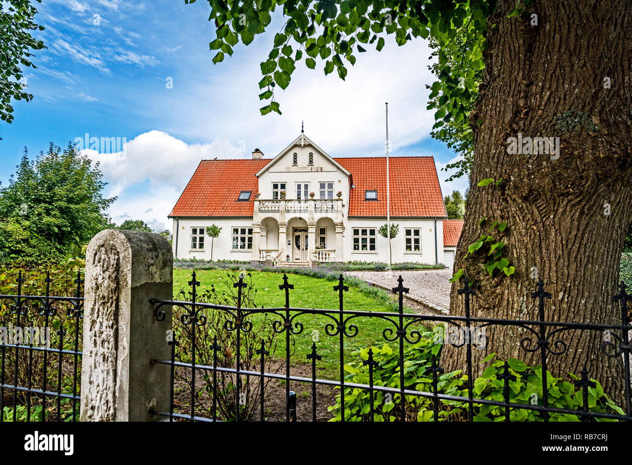 Broager (Dänemark) - Kirche und Kirchhof & Pfarrhaus; Broacker (Deutschland) - Kirche und Friedhof und Pastorat Stockfoto