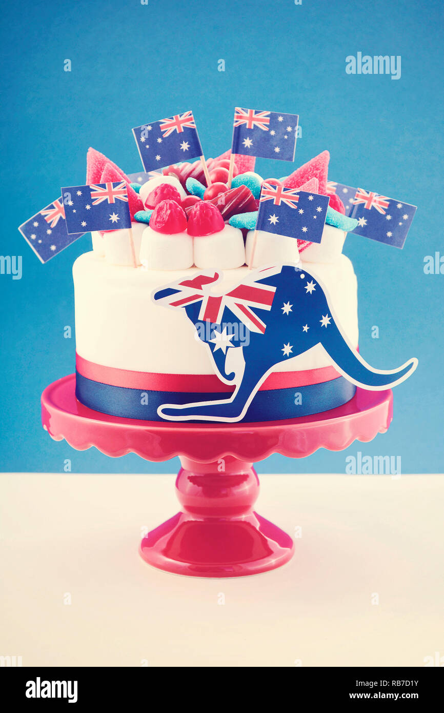 Gerne Australien Tag Feier Kuchen Mit Fahnen Eibisch Und Candy Dekorationen Auf Einer Roten Kuchen Stehen Auf Einem Weissen Tisch Vor Einem Blauen Hintergrund Witz Stockfotografie Alamy