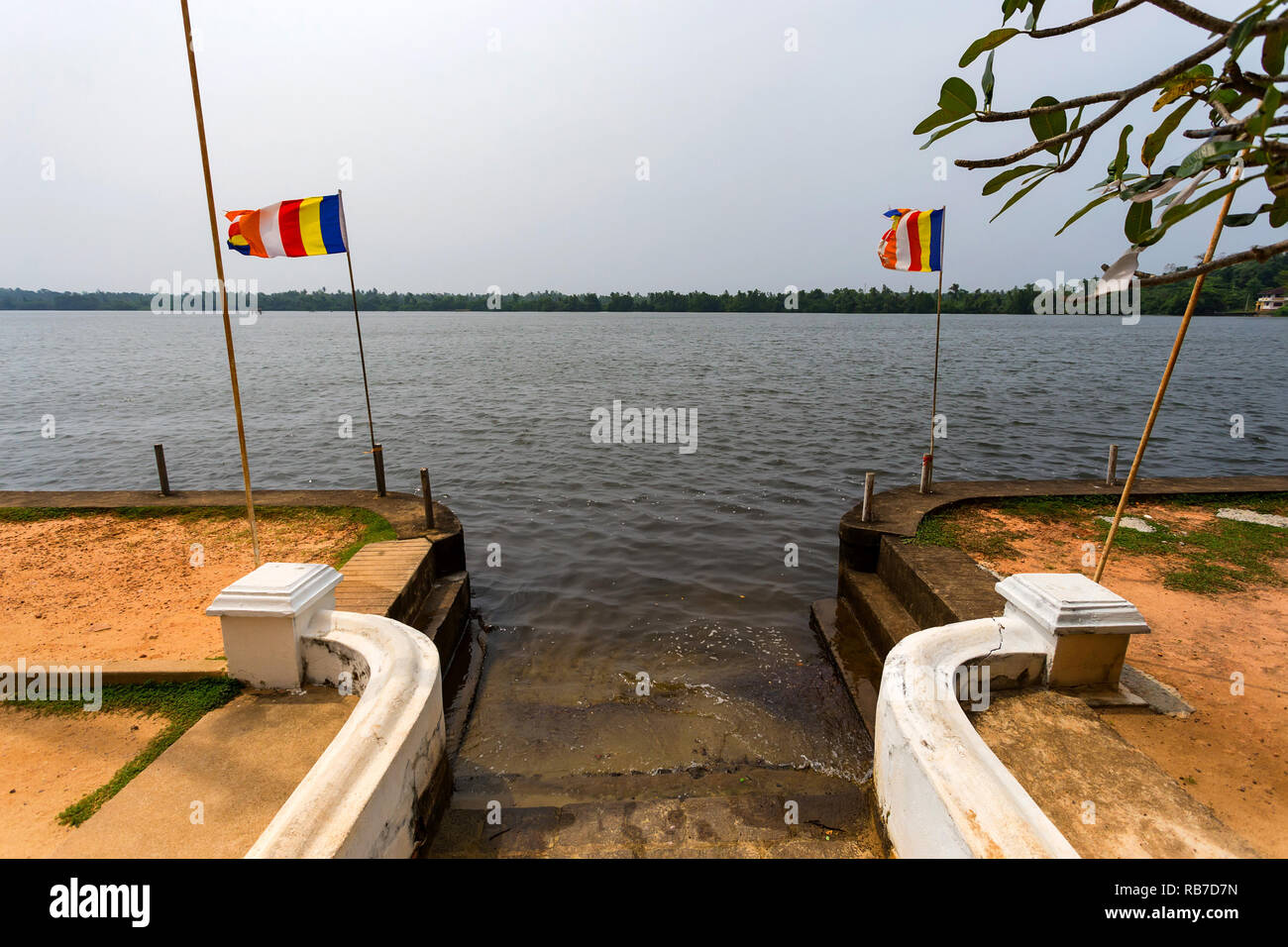 Blick auf den wunderschönen Fluss mit Treppen in Sri Lanka Stockfoto