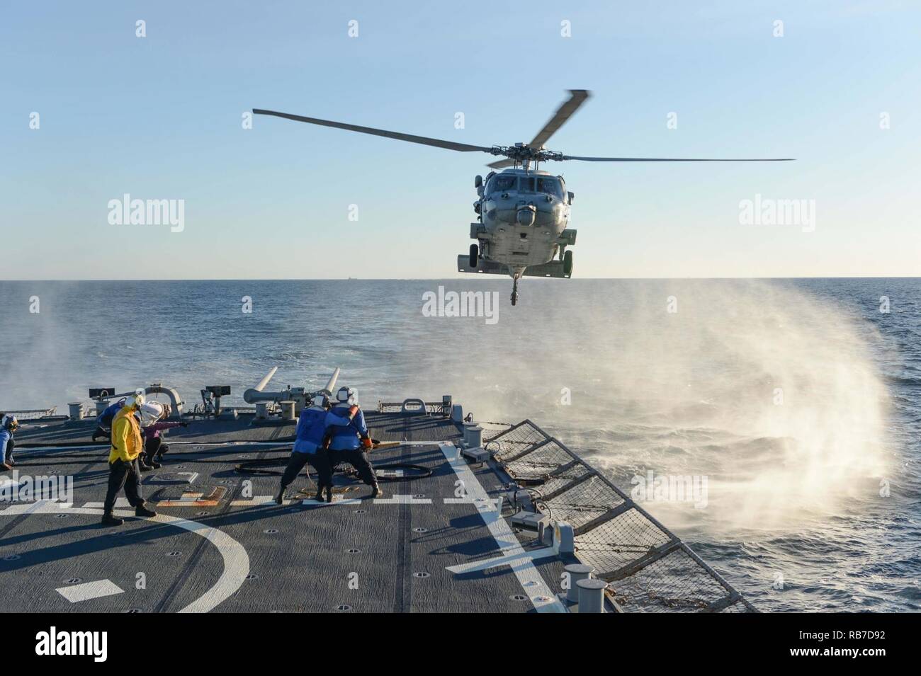 - Mittelmeer (31. 2, 2016) Einem MH-60 Seahawk, bei einem Hubschrauber in der Luftbetankung Übung an Hubschrauber Meer Combat Squadron 28 (HSC-28) schwebt über dem Flight Deck der geführten Anti-raketen-Zerstörer USS Porter (DDG78), Dez. 2, 2016. Porter, Vorwärts - Rota, Spanien bereitgestellt werden, ist die Durchführung von naval Operations in den USA 6 Flotte Bereich der Maßnahmen zur Unterstützung der US-amerikanischen nationalen Sicherheitsinteressen in Europa. Stockfoto