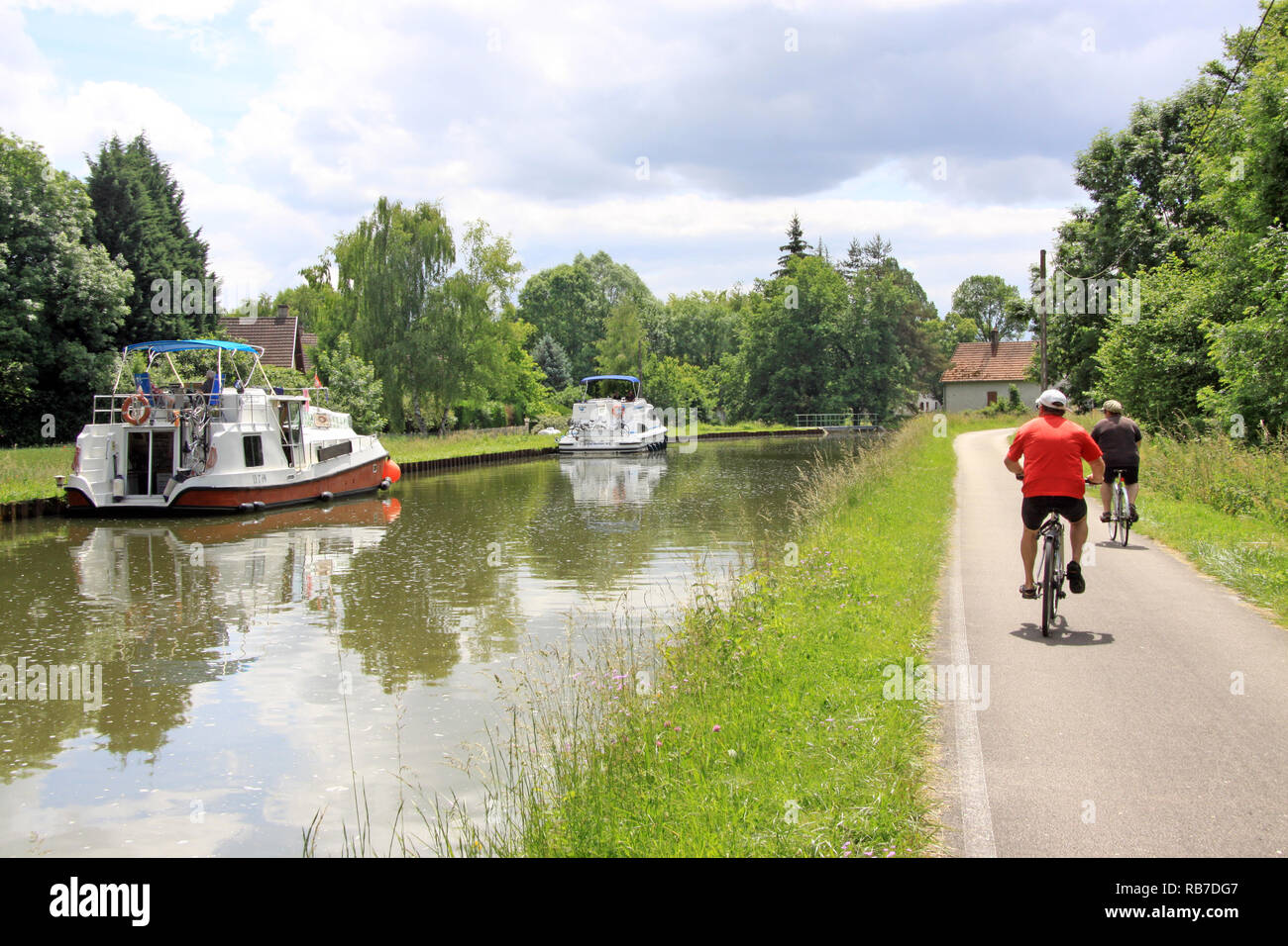 Männer Radfahren entlang des Canal de Bourgogne mit dem Fahrrad in der Region Burgund in Frankreich Die französische Landschaft Stockfoto