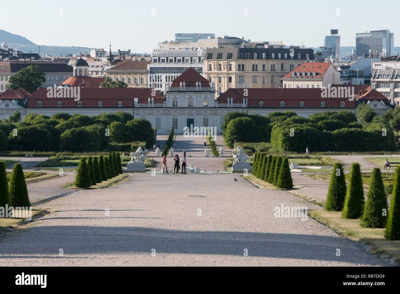 Wien, Österreich - 18. Juni 2017: Das Untere Belvedere Palast und die Gärten sind am frühen Abend einen Blick im Sommer gezeigt. Stockfoto