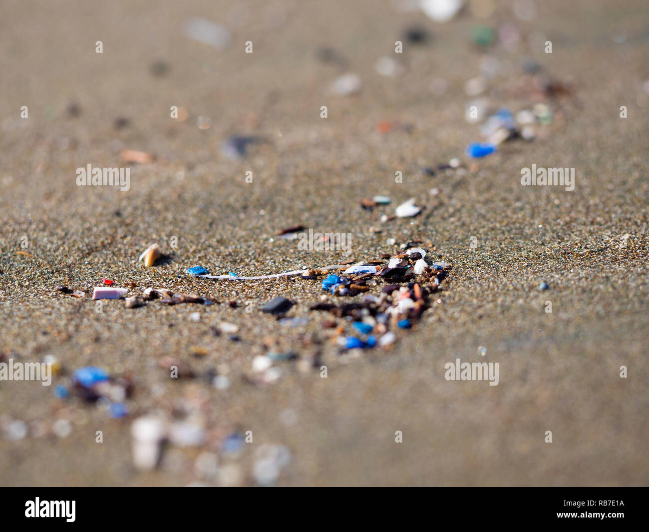 Umweltverschmutzung am Strand mit Plastik Teilchen im Sand Stockfoto