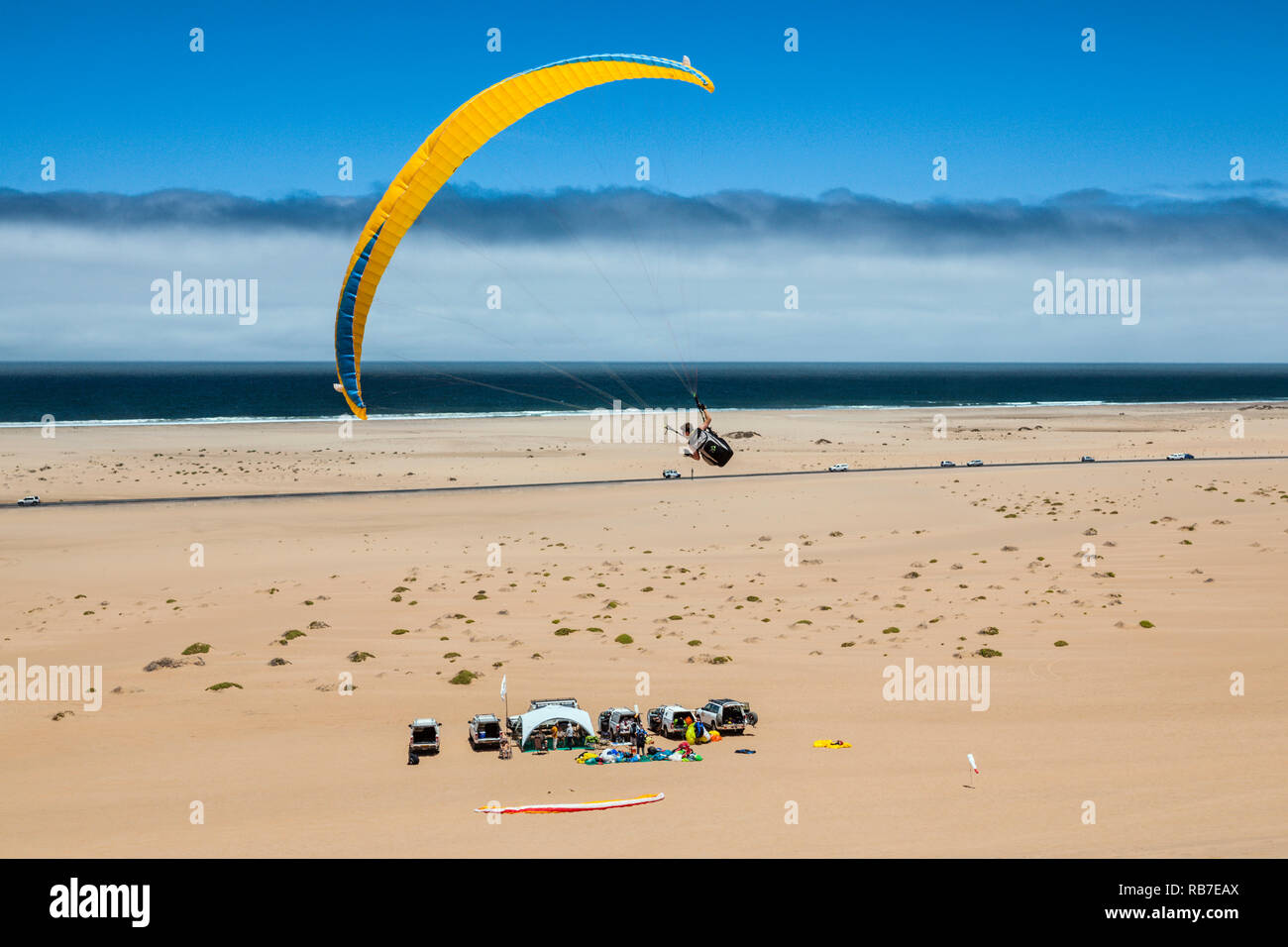 Paragliding über Dünen der Namib-Wüste, Long Beach, Swakopmund, Namibia Stockfoto