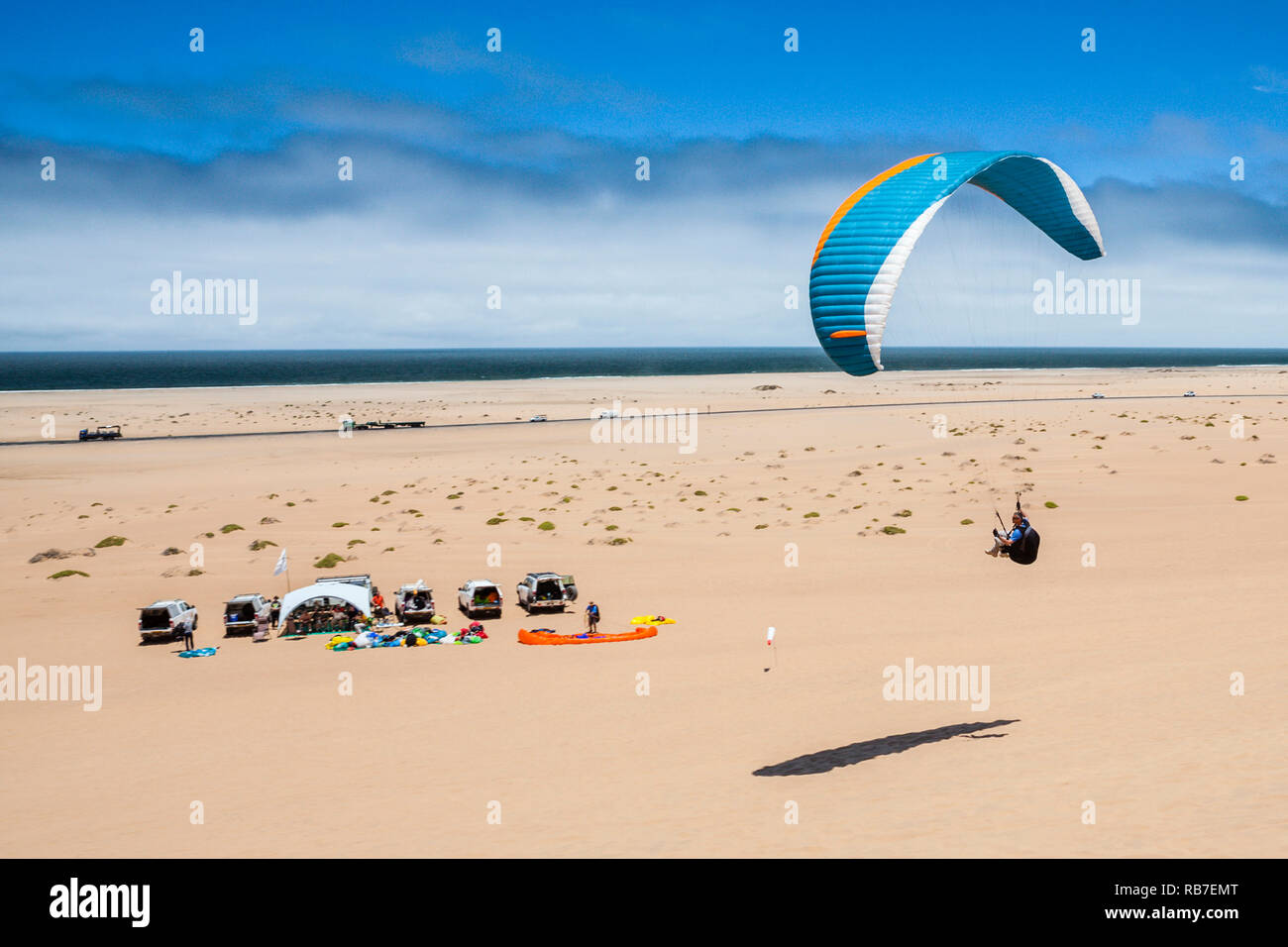 Paragliding über Dünen der Namib-Wüste, Long Beach, Swakopmund, Namibia Stockfoto