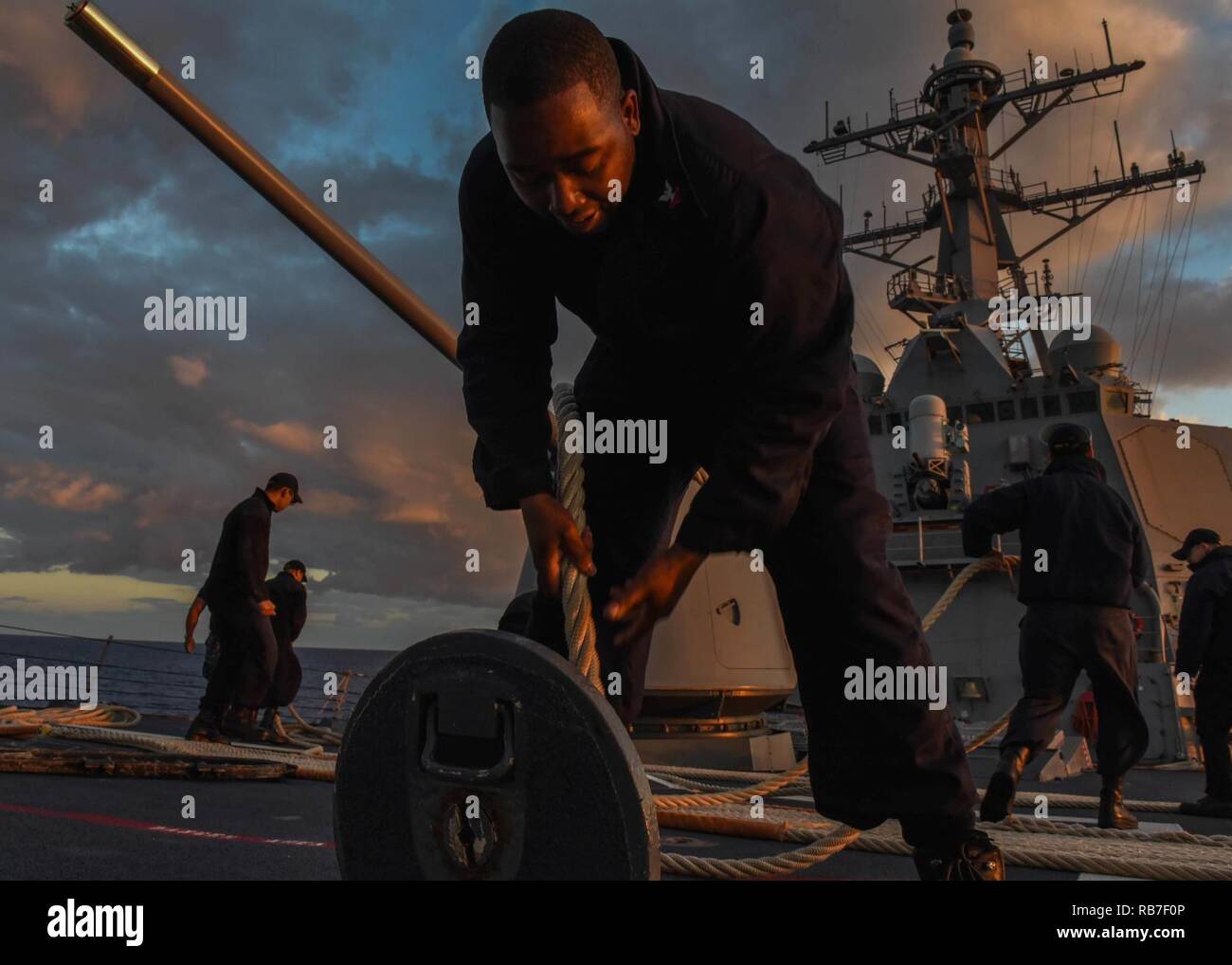 Welche Funktion Hat Der Bootsmann Auf Einem Schiff Mittelmeer (31. 3, 2016) Petty Officer 2nd class Jerret Hal zieht eine