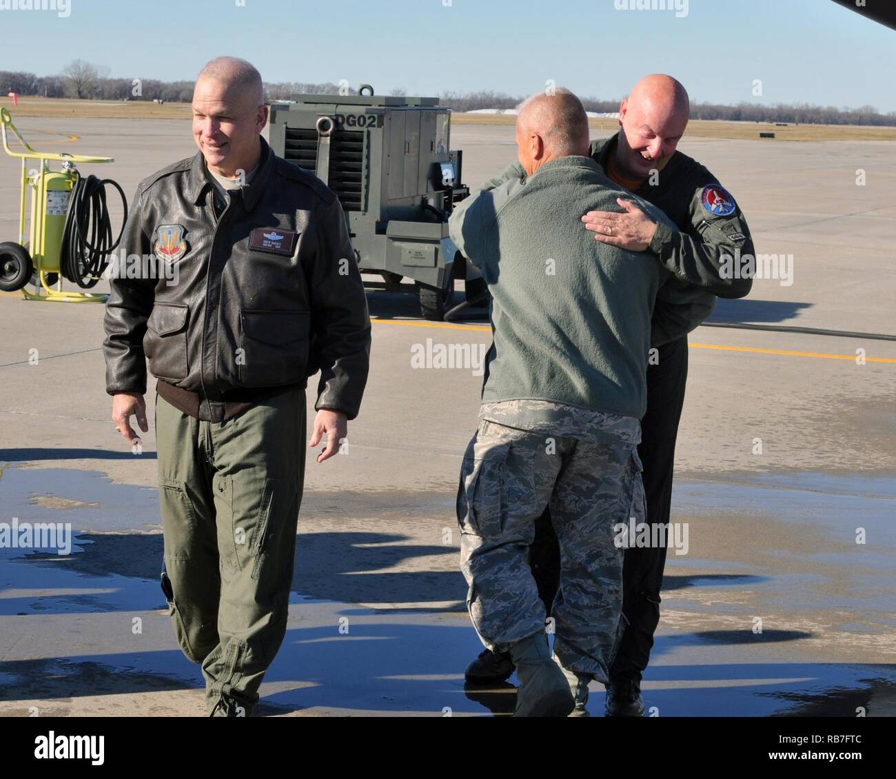 Brig. Gen. zeichnete DeHaes, stellvertretender Adjutant General der Iowa Air National Guard und Command Chief Master Sgt. Timothy Cochran, gratuliere Col Scott Plambeck, Vice Wing Commander, 185 Luftbetankung Flügel, Sioux City, Iowa, auf dem Flug Linie unmittelbar nach seinem letzten Flug als Mitglied der Iowa Air National Guard am 3. Dezember 2016. Stockfoto