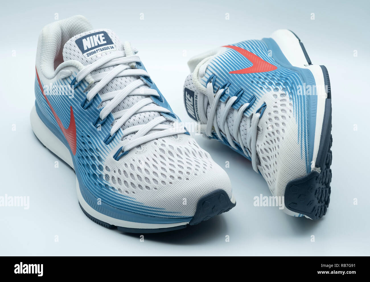Paar blaue und weiße Nike Pegasus 34 Laufschuhe Stockfotografie - Alamy
