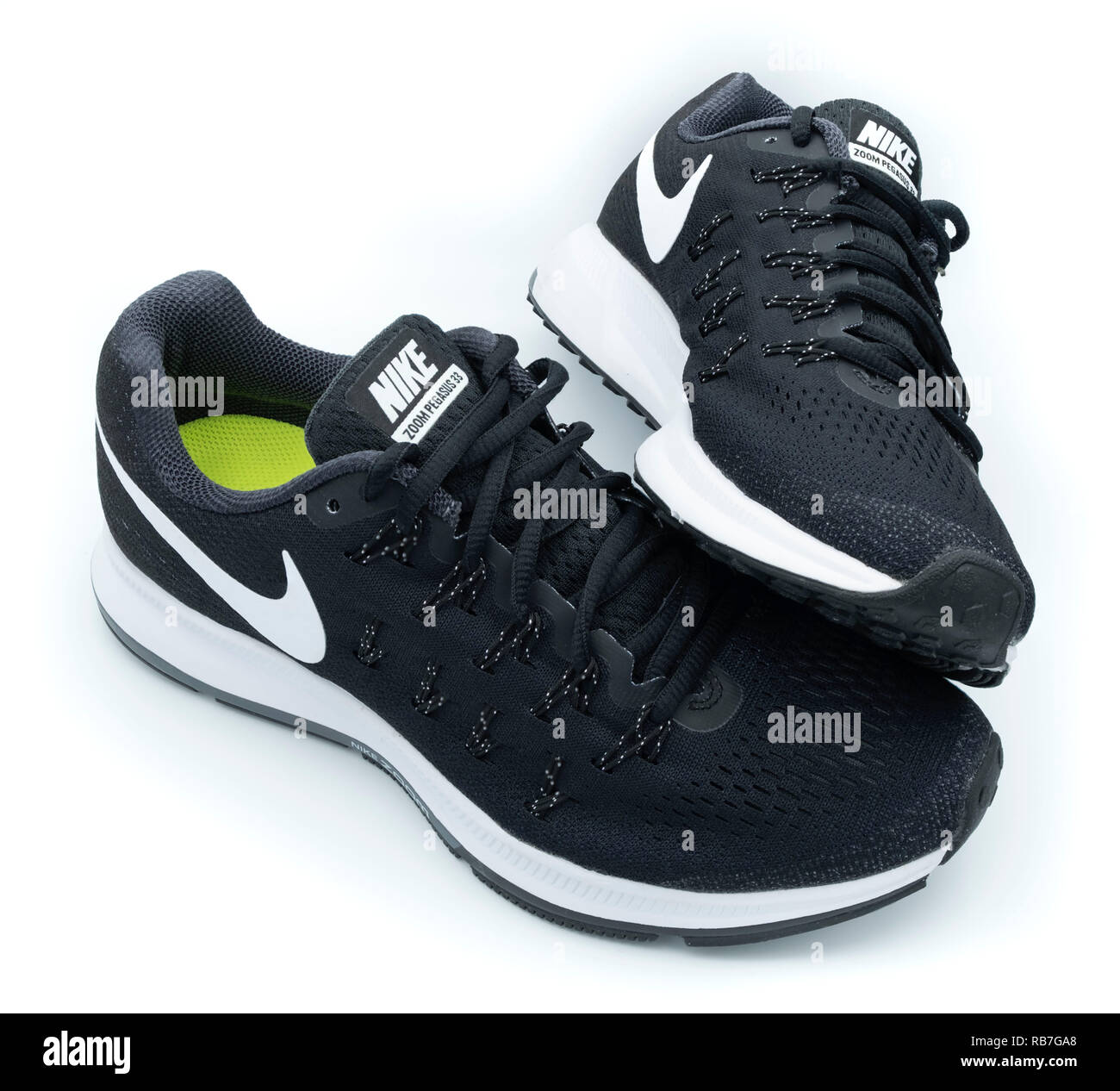 Paar schwarze Nike Pegasus 33 Laufschuhe ausgeschnitten auf weißem Hintergrund Stockfoto