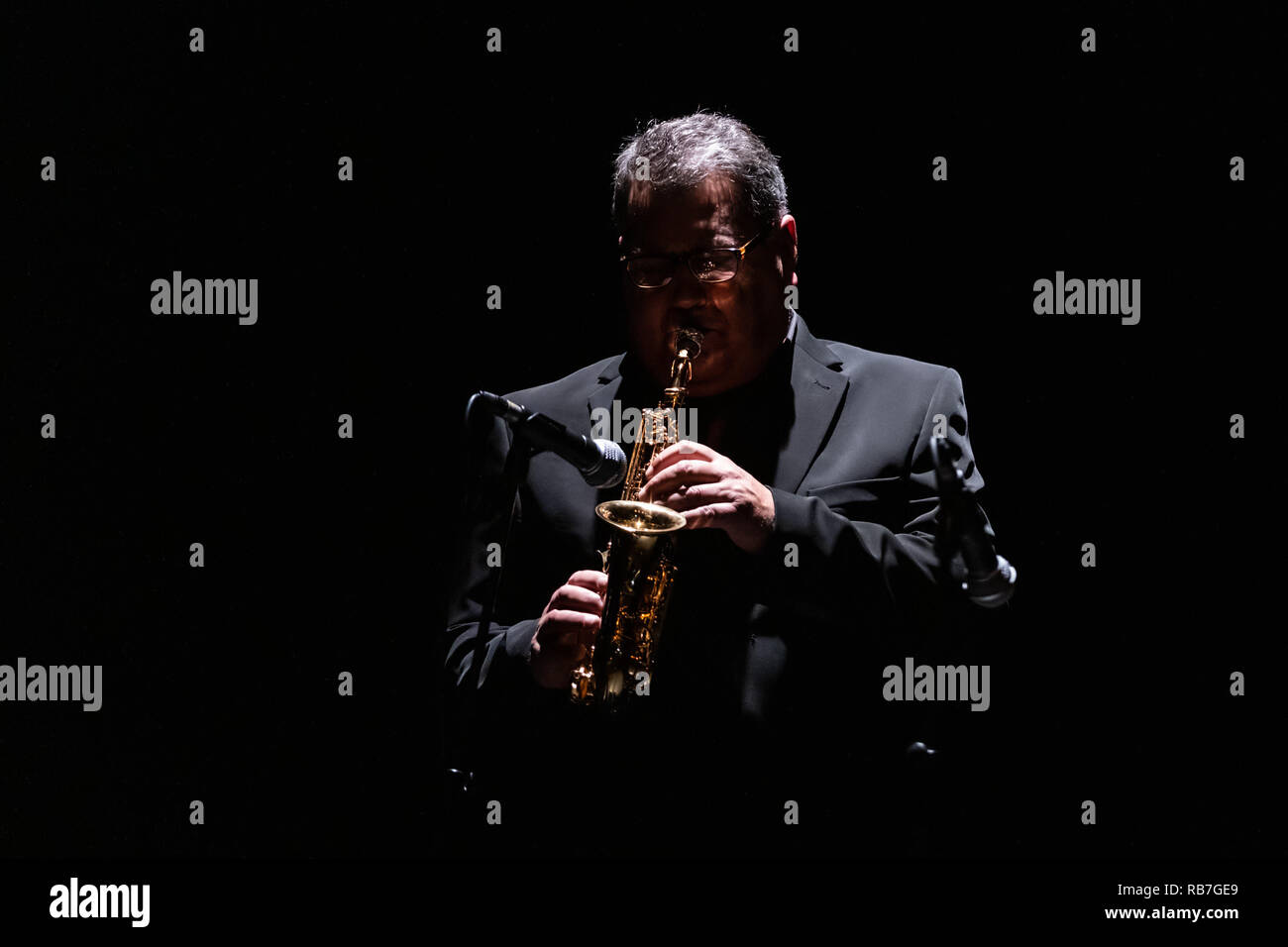 Jazz Musiker spielen eine Sopran Saxophon auf der Bühne während eines Konzertes Stockfoto