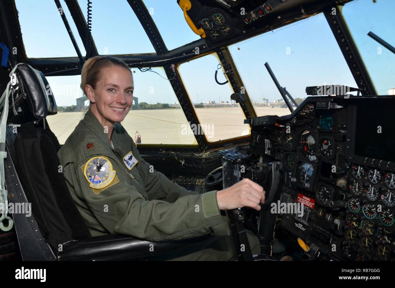 Maj. Jennifer Orton sitzt am Steuer eines HC-130 P/N König Bekämpfung-Search-and-Rescue"-Flugzeuge, die auf Patrick Air Force Base flightline, wo sie Rettung 920th Wing's erste weibliche Piloten. Sie hat ungefähr 3.000 Stunden Flugzeit während ihrer Luftwaffe Karriere angemeldet und hat mehrfach zu Orten wie in Afghanistan, im Irak und im Horn von Afrika im Einsatz. Orton begann ihre Karriere in der Luftwaffe, wie ein Flugzeug last Master an Papst Feld, North Carolina, wo sie mit das Be- und Entladen und das Balancing aircraft Cargo beauftragt wurde. Stockfoto