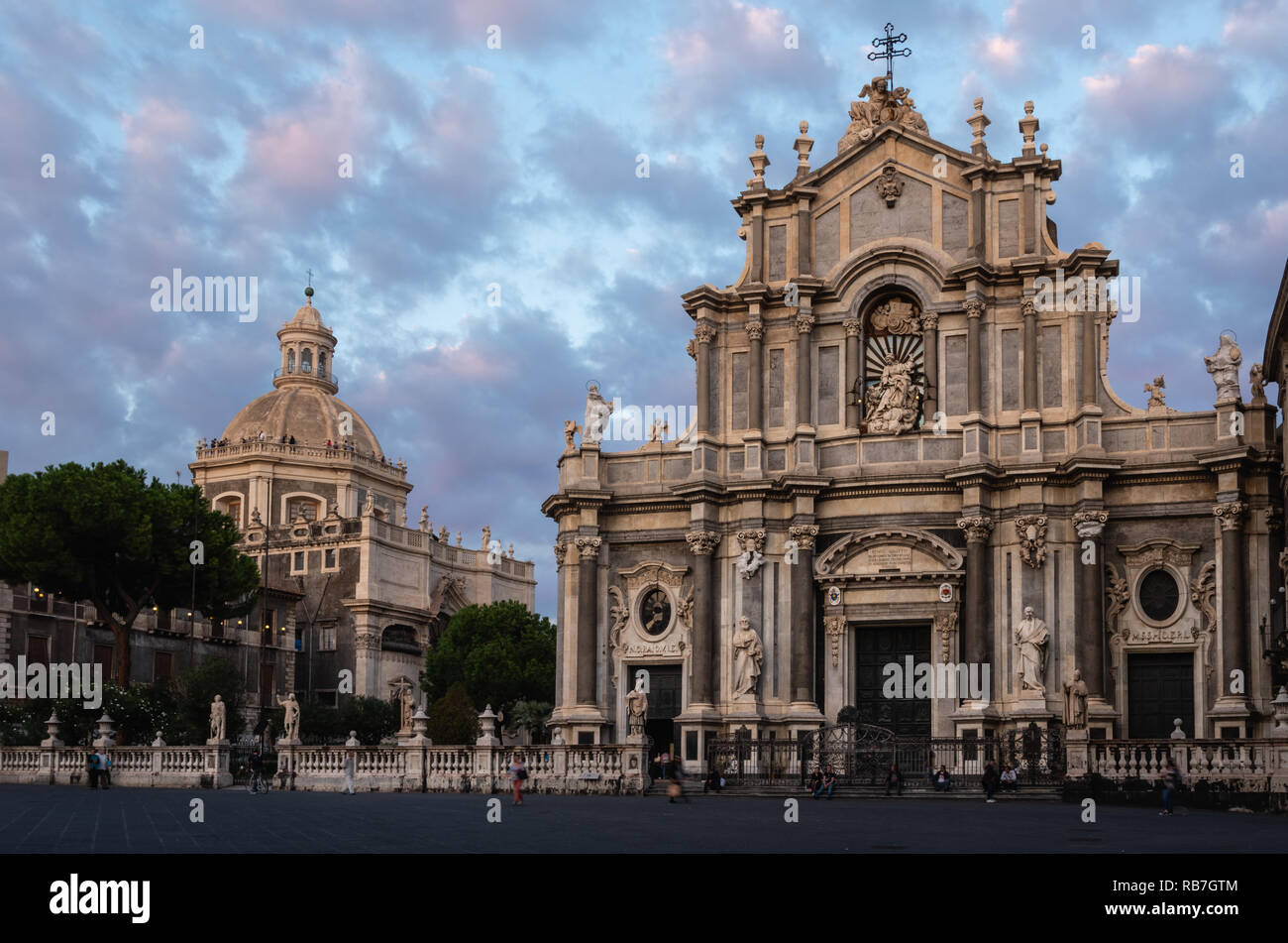 Abendlicher Blick von St. Agatha die Kathedrale an der Piazza del Duomo, Catania, Sizilien, Italien, Europa. Stockfoto