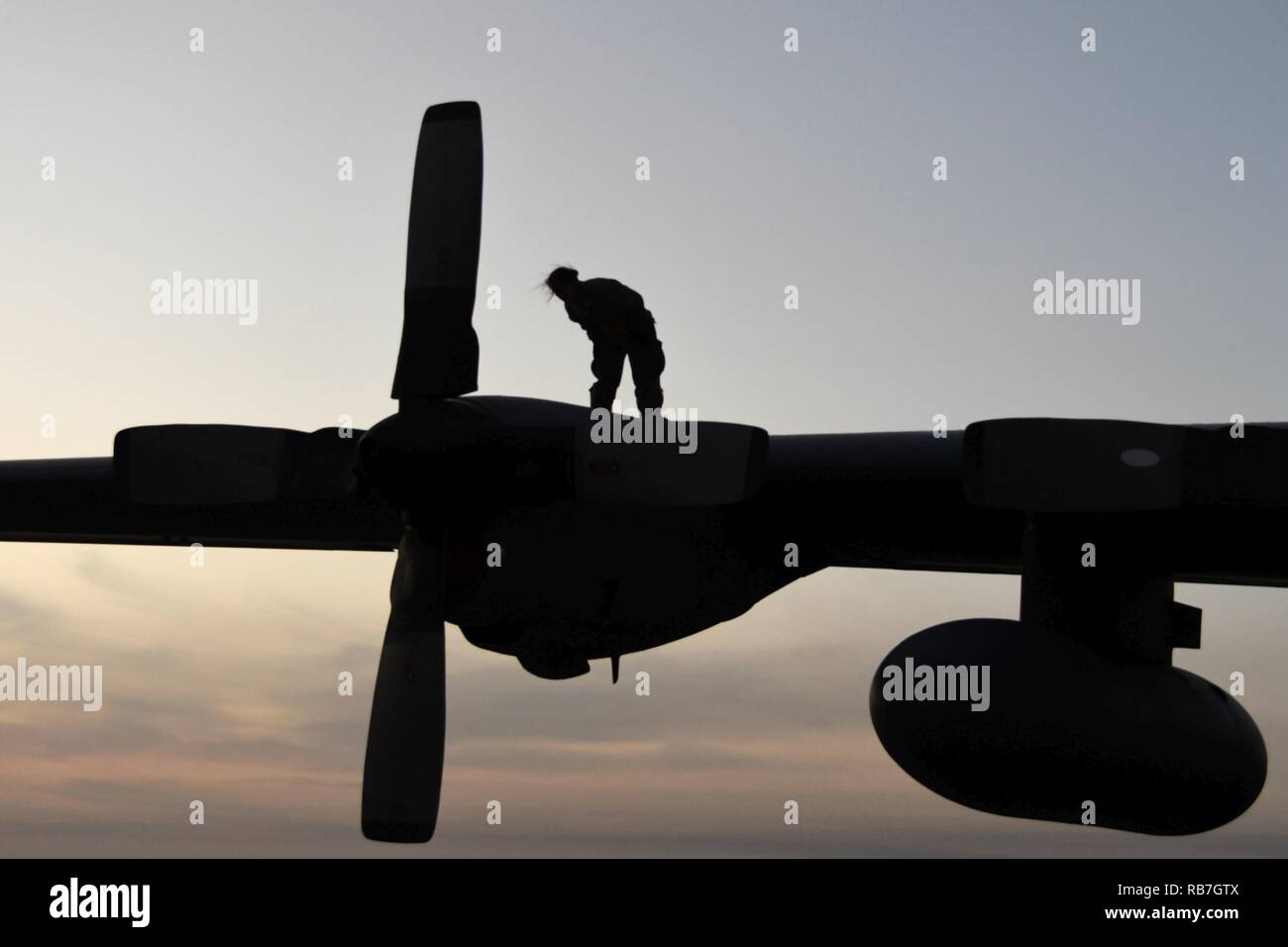 Ein 386 Expeditionary Aircraft Maintenance Squadron Aircraft Maintenance Unit Betreuer prüft eine C-130H Hercules an einem geheimen Ort im Südwesten Asien Dez. 4, 2016. Die betreuer prüfen Flugzeuge gründlich vor und nach jedem Flug. Stockfoto