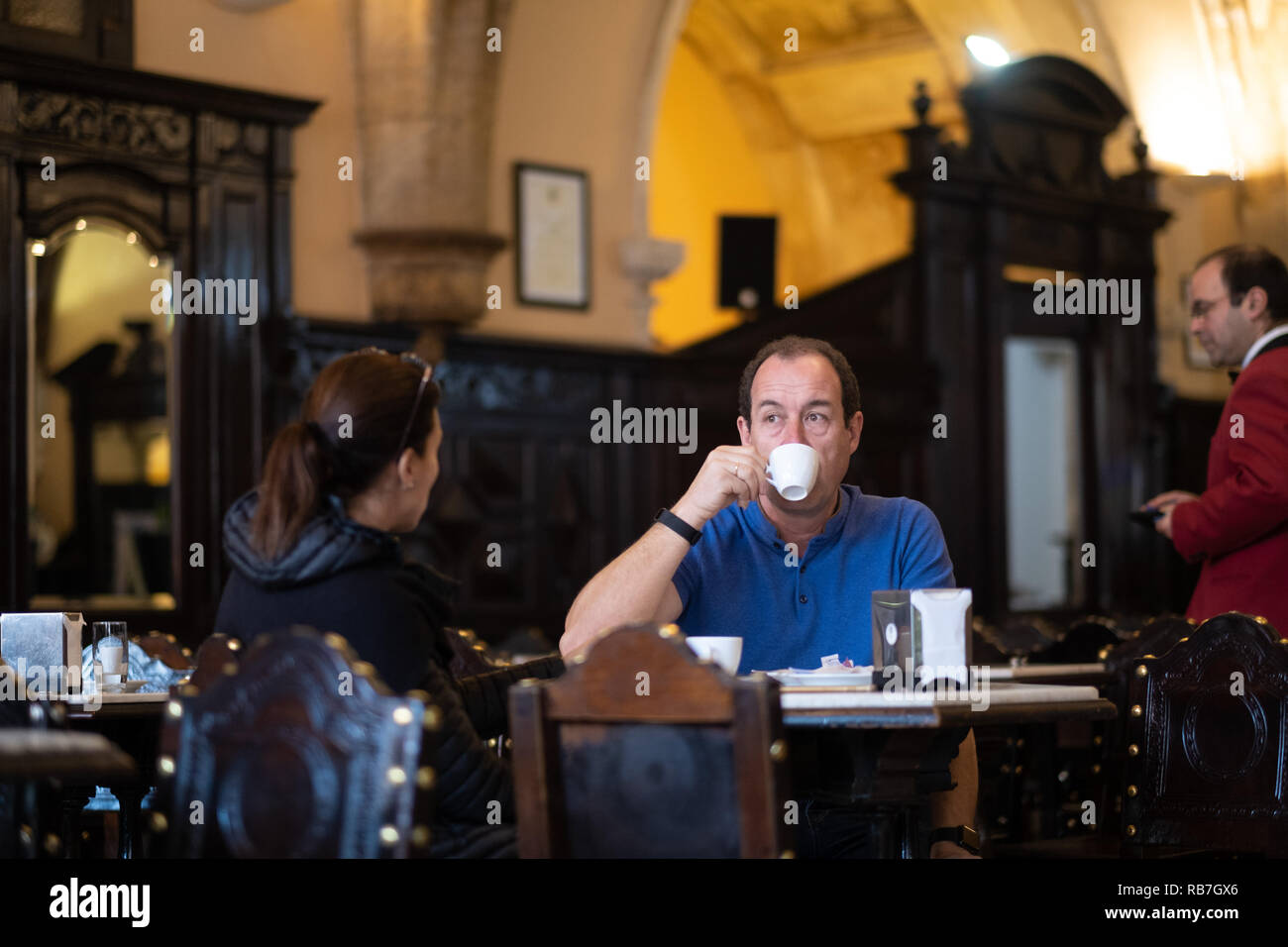 Man trinkt Kaffee im Café Santa Cruz in Coimbra, Portugal, Europa Stockfoto