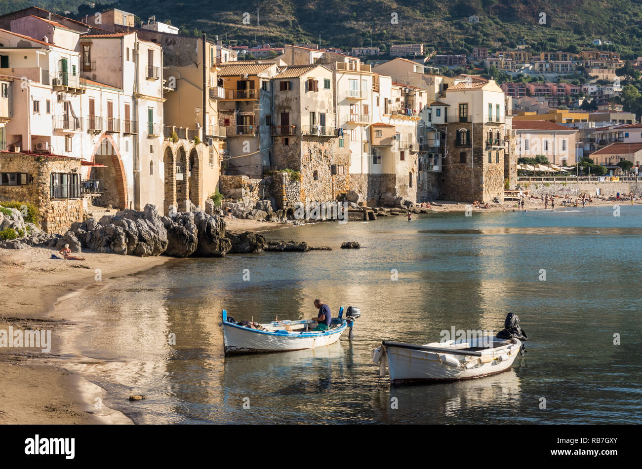 Fischerboote und mittelalterlichen Häusern von Cefalu, Sizilien, Italien Stockfoto