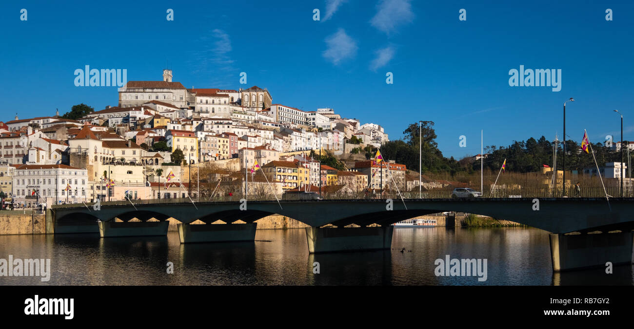 Blick auf die Altstadt und die Santa Clara Brücke über den Fluss Mondego in Coimbra, Portugal, Europa Stockfoto