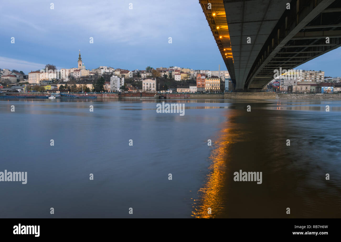 Stadt Belgrad, Brankov Brücke und den Fluss Sava am Abend Zeit, Serbien. Stockfoto