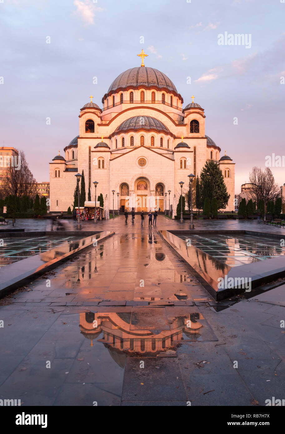 Kirche des Heiligen Sava bei Sonnenuntergang, Belgrad, Serbien. Stockfoto