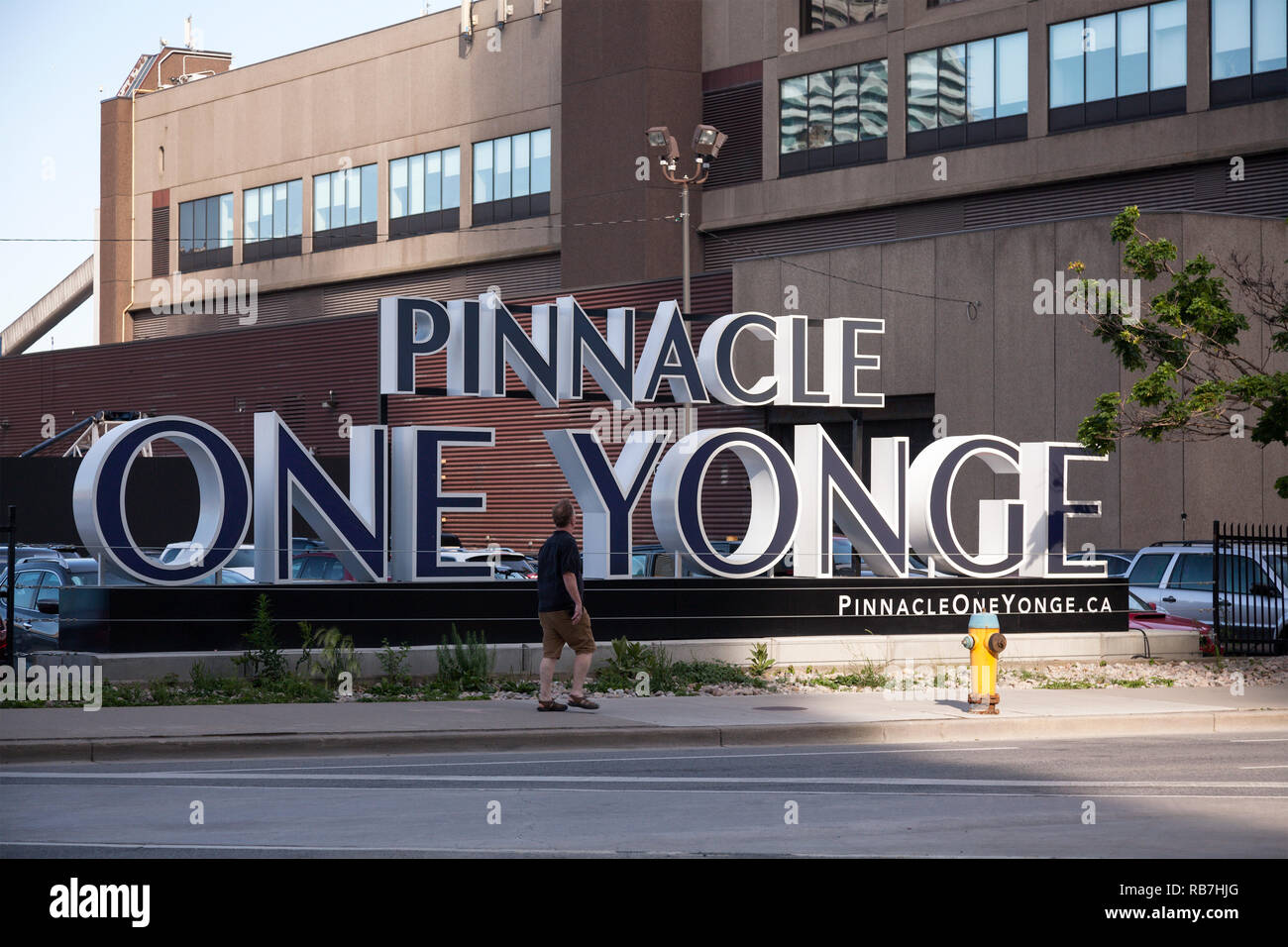 Ein Zeichen für Pinnacle eine Yonge, eine neue Entwicklung von der Toronto Star Gebäude (torstar Gebäude) an einem der Yonge Street. Stadt Toronto, Ontario. Stockfoto