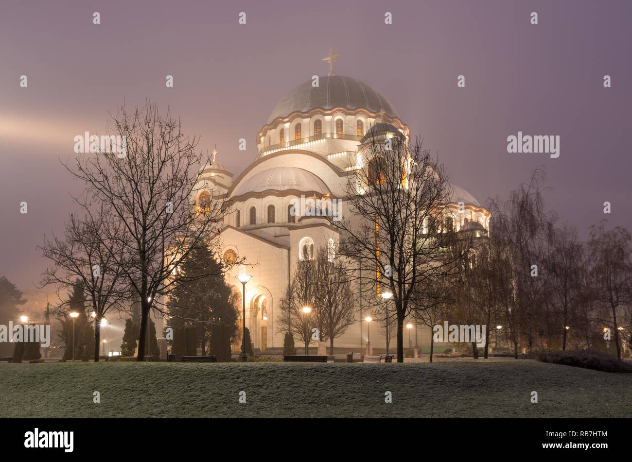 Kirche des Heiligen Sava in der winterlichen Nacht schneit, Belgrad, Serbien. Stockfoto