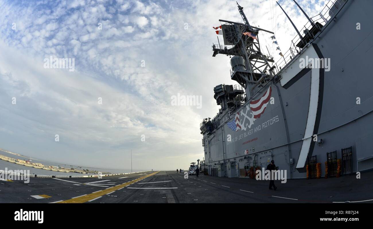 MAYPORT, Florida (31. 5, 2016) - Amphibisches Schiff USS Iwo Jima (LHD7) fährt Naval Station Mayport. Iwo Jima ist unterwegs die Mobilität - Engineering (MOB-E) und Mobilität - Seemann (MOB-S) Zertifizierungen als Teil des Schiffes vor der Bereitstellung Qualifizierung. Stockfoto