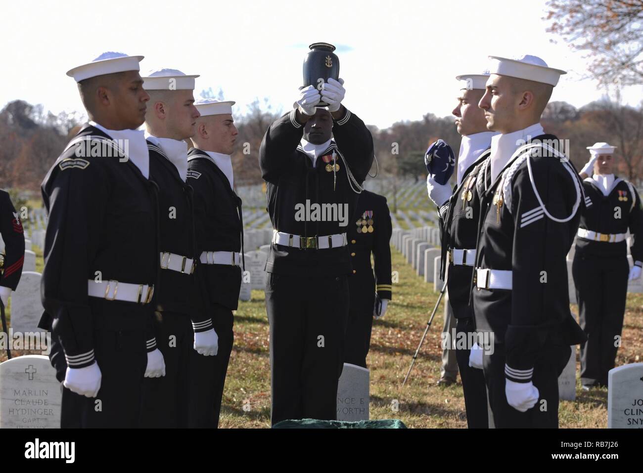 ARLINGTON, Virginia (31. 5, 2016) Petty Officer 2nd class Andrew Johnson, der U.S. Navy zeremoniellen Guard zugeordnet, senkt die cremains von vor der Master Chief Petty Officer der Marine (MCPON) William "Bill" H. Plackett während einer Beisetzung Zeremonie auf dem Arlington National Cemetery. Plackett, der sechste der Marine wurde MCPON am Okt. 1, 1985, gestorben, 4. März 2016, im Alter von 78 Jahren. Stockfoto