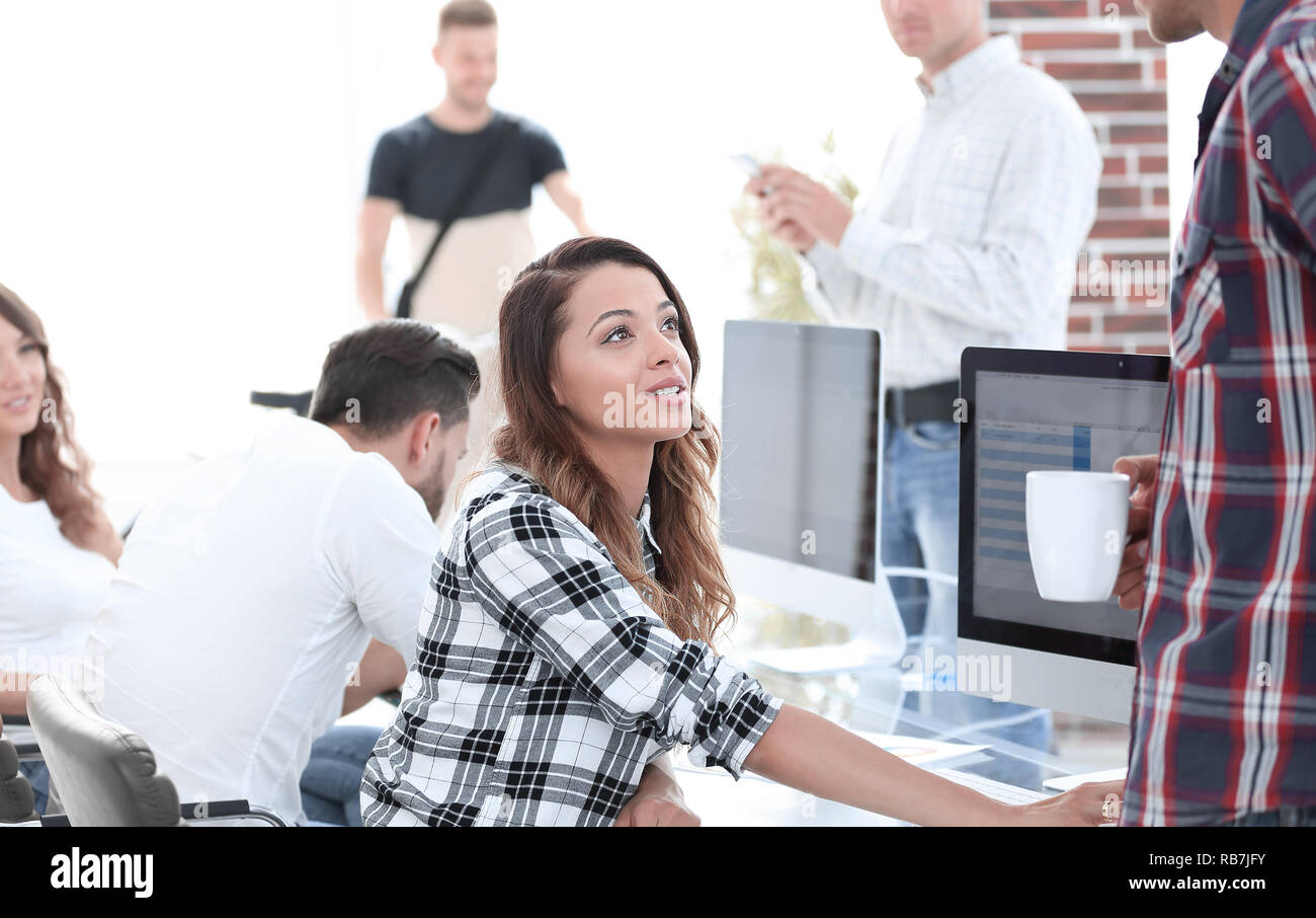 Junge Designer diskutieren neue Ideen Stockfoto