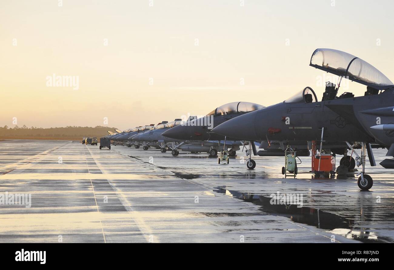Us Air Force F-15E Strike Eagles, von der 391 Fighter Squadron, Mountain Home Air Force Base, Idaho, sitzen in einer Reihe auf der Flightline an Tyndall Air Force Base, Fla., Nov. 5, 2016. Die F-15E ist Teil der karierten Flagge 17-1, die vital Training zu mehr als 300 Flieger vom Berg Haus geben wird. Stockfoto