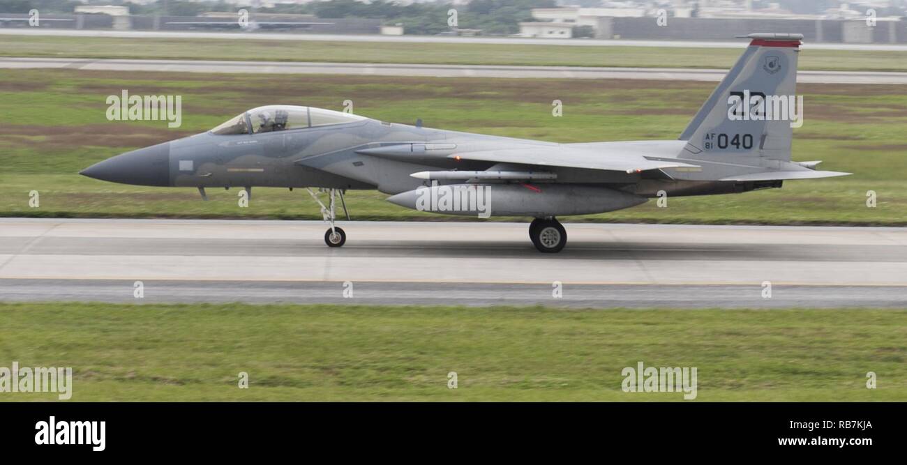 Ein US Air Force F-15 Eagle von der 67th Fighter Squadron Taxis auf der Landebahn Dez. 6, 2016, bei Kadena Air Base, Japan. Die F-15 Eagle ist eine wetterfeste Tactical Fighter in der Lage sind, die Lufthoheit in jeder Umgebung. Stockfoto