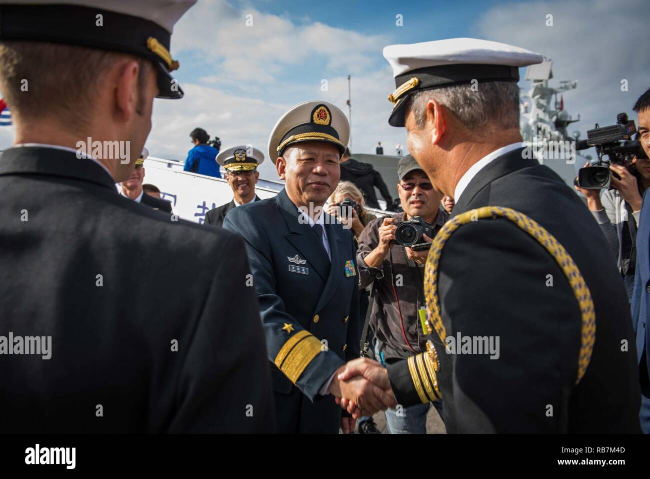 SAN DIEGO (31. 6, 2016) Commander, Aufgabengruppe 546 Grüßt Offiziere von der USS Cape St. George (CG71) und USS Spruance (DDG111). Hintere Adm. Jay Bynum, Kommandeur der Carrier Strike Group Neun, ist Hosting drei PLA (N) Schiffe bei einer routinemässigen port Besuch in San Diego. Stockfoto